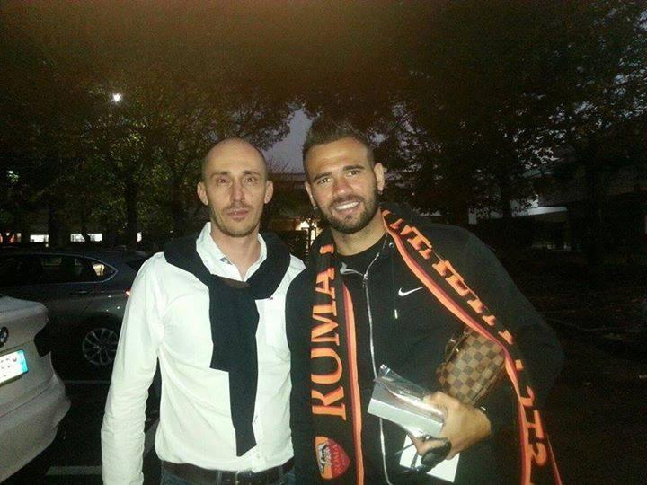 Il vicepresidente del Roma Club Malta Claudio Attard con Leandro Castan