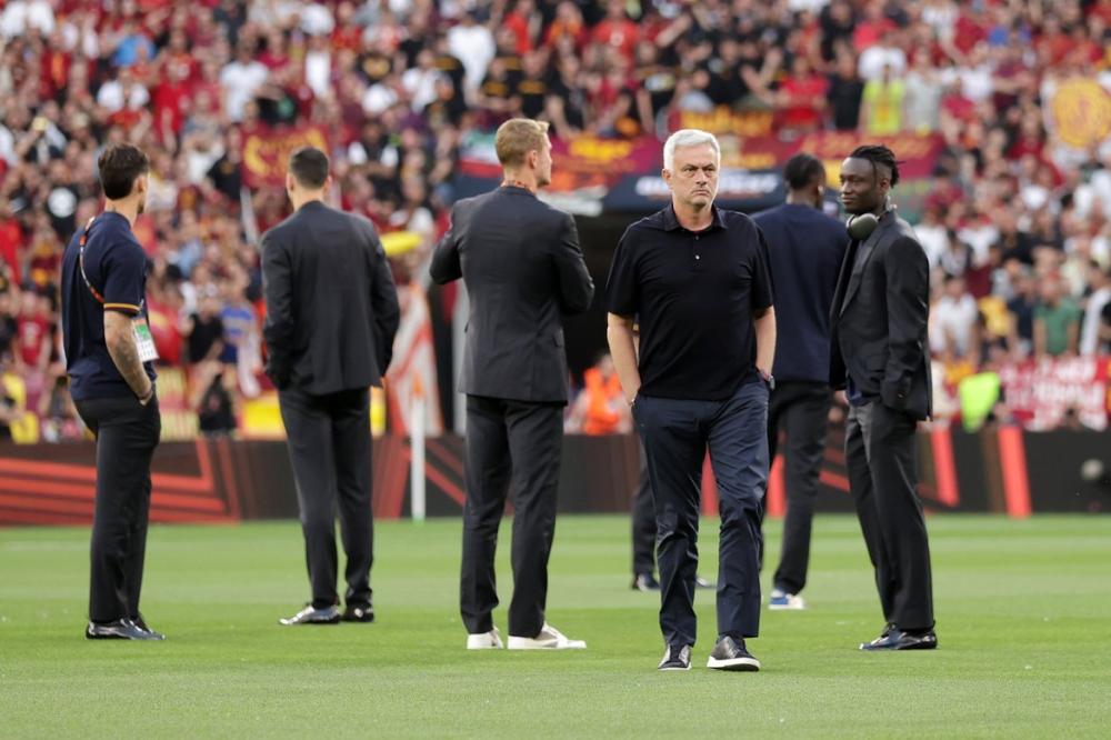 BUDAPEST, HUNGARY - MAY 31: Jose Mourinho, Head Coach of AS Roma, looks on as players of AS Roma inspect the pitch prior to the UEFA Europa League 2022/23 final match between Sevilla FC and AS Roma at Puskas Arena on May 31, 2023 in Budapest, Hungary. (Photo by Gonzalo Arroyo - UEFA/UEFA via Getty Images)