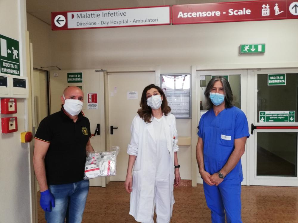 Il Roma Club Verona all'Ospedale Policlinico Borgo Roma di Verona dopo aver donato 130 mascherine ffp2 e due maschere integrali con relativi filtri