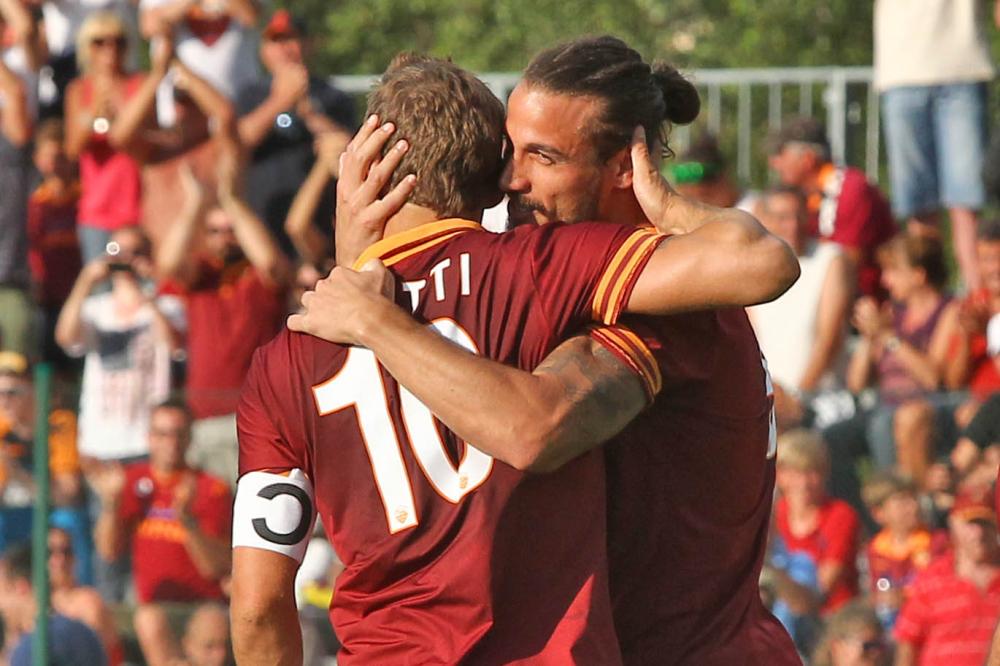 Osvaldo abbraccia Totti