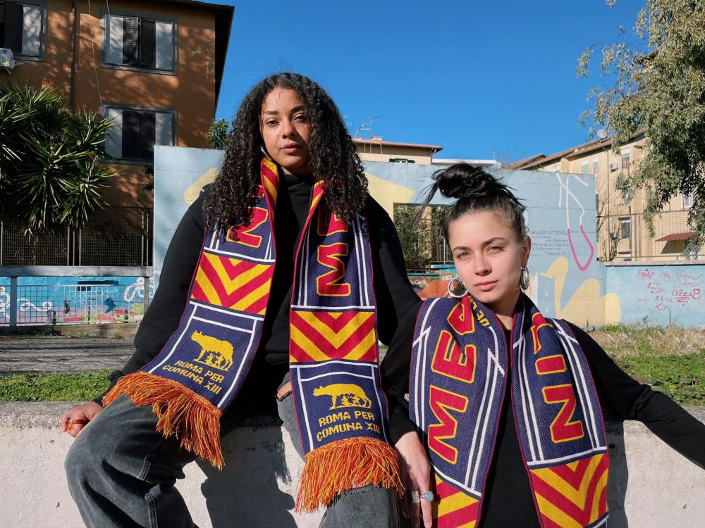 I tifosi della Roma lanciano la sciarpa della solidarietà per sostenere il  calcio di strada in Colombia