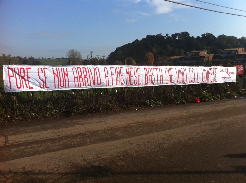 Striscione di incoraggiamento a Trigoria in vista di Udine