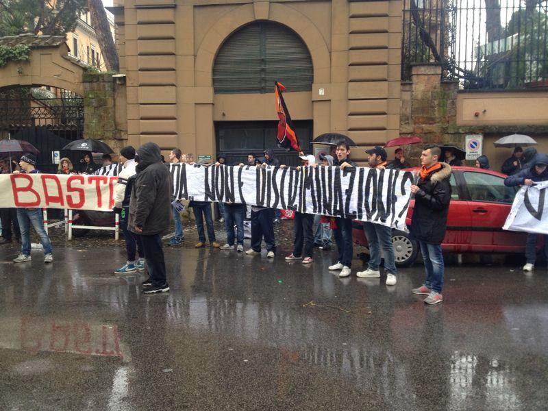 Protesta dei tifosi sotto la sede della Figc in via Allegri