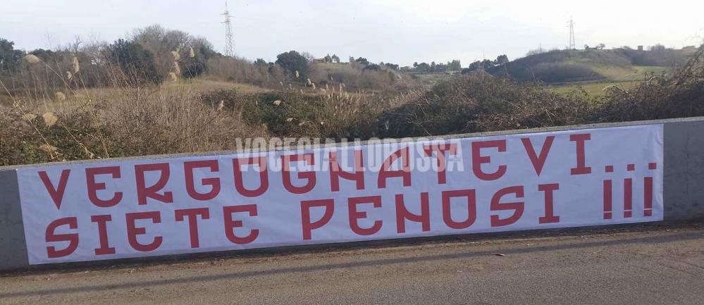 Striscione di protesta a Trigoria