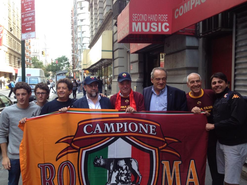Roberto Cappelli e Luigi Abete con alcuni membri del Roma club