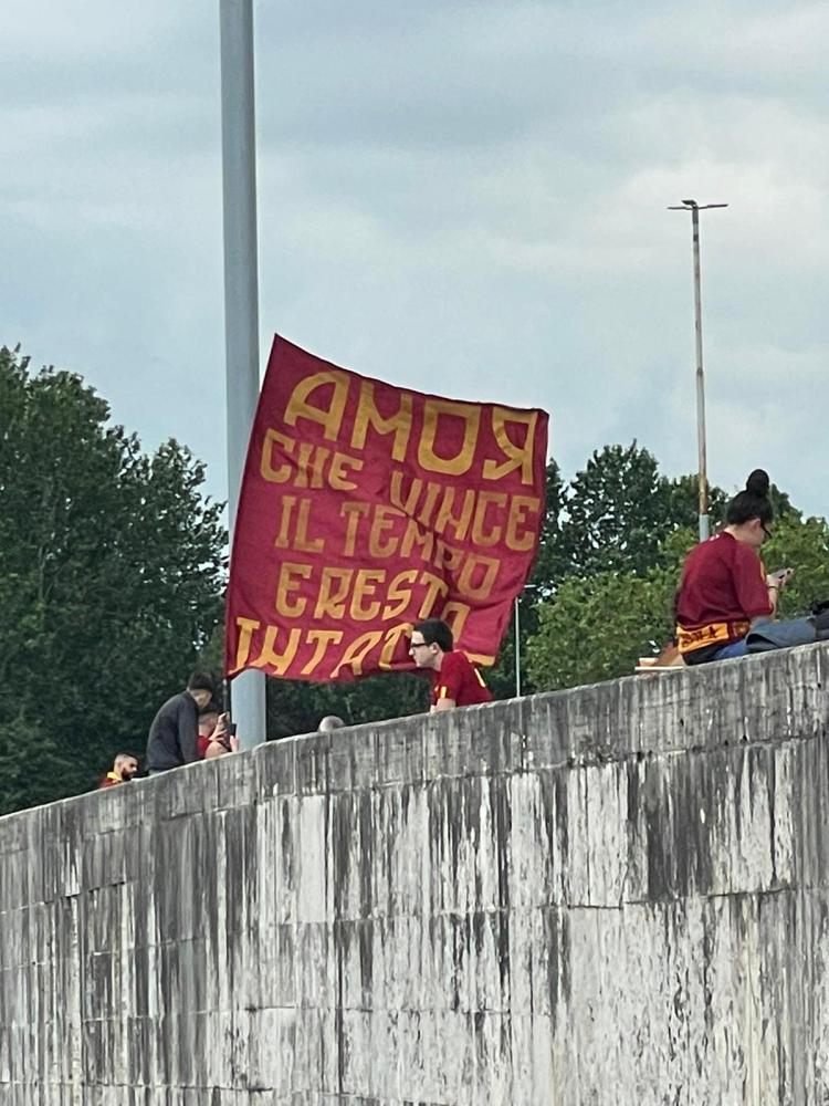 Bandiera della Roma con la scritta: 