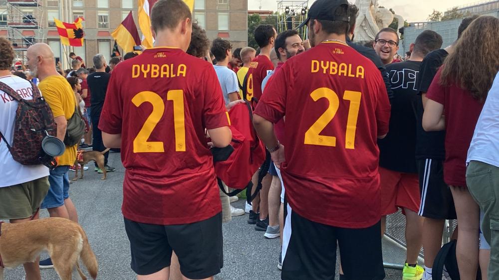 Tifosi della Roma con la maglia di Paulo Dybala