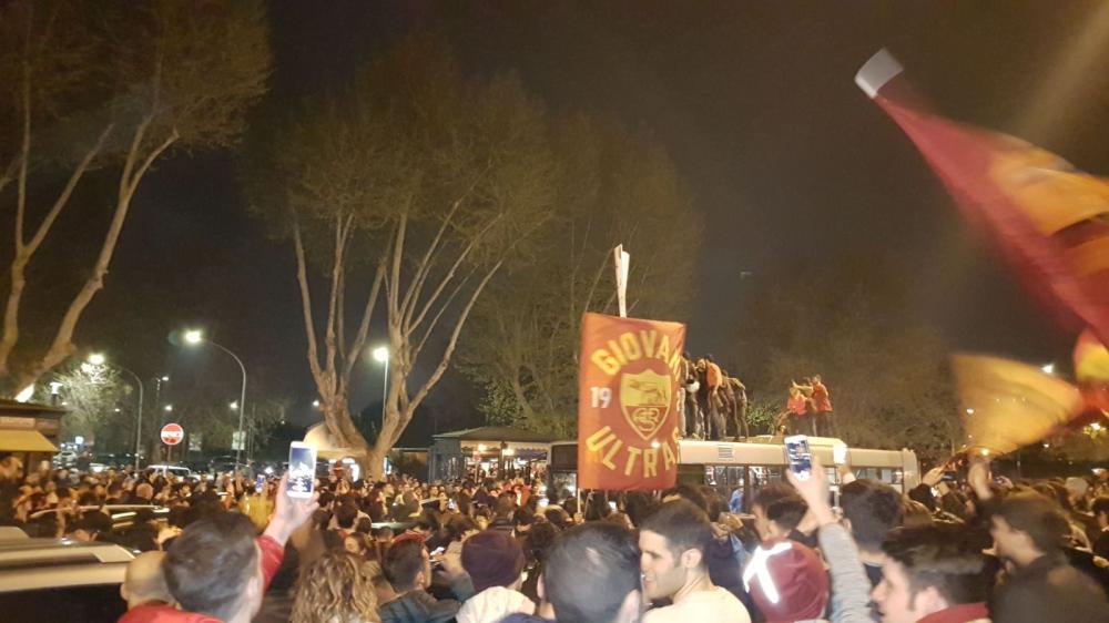 I tifosi della Roma festeggiano a Ponte Milvio