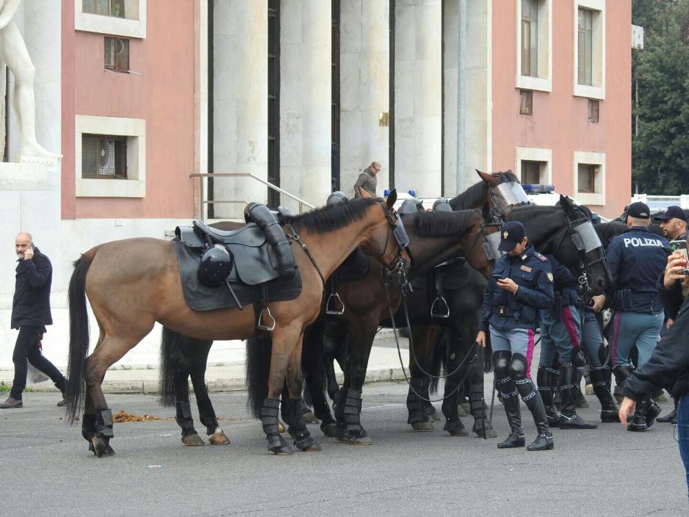 Polizia a cavallo fuori dallo Stadio Olimpico