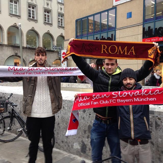 Scambio di sciarpe tra tifosi della Roma e del Bayern Monaco