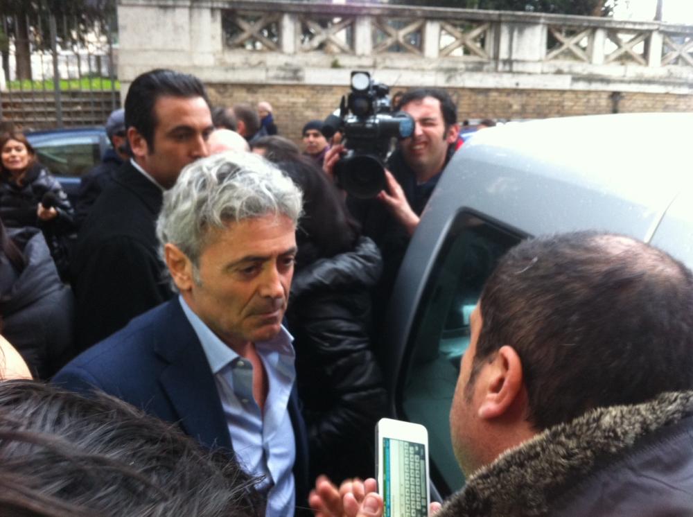 Franco Baldini discute con un tifoso davanti allo studio Tonucci