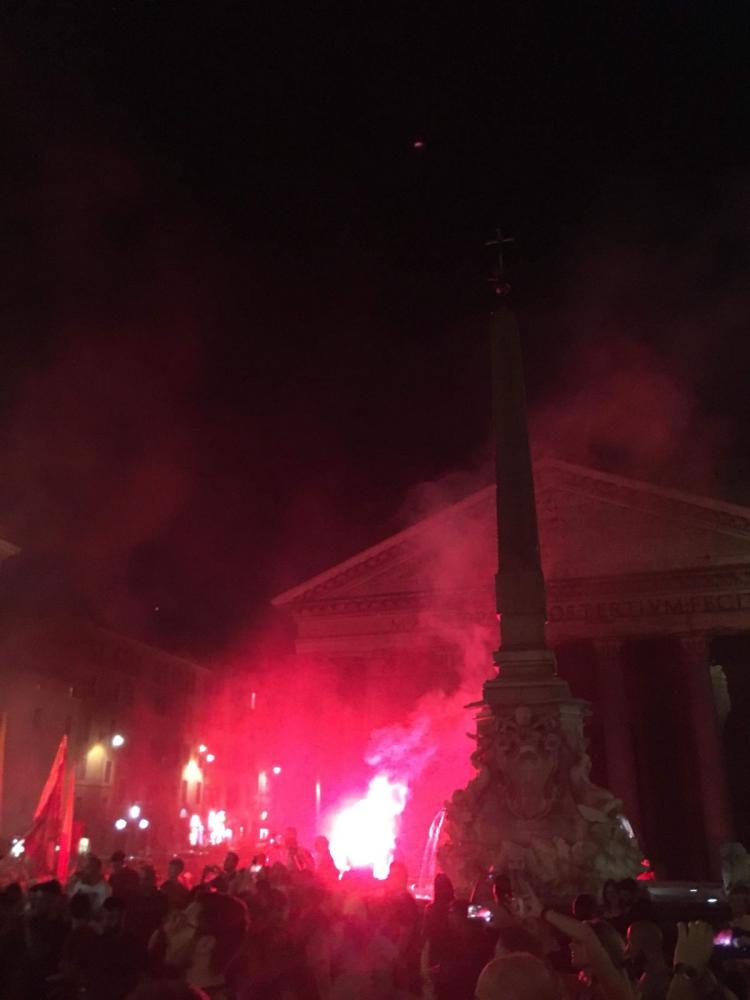 I tifosi festeggiano il compleanno della Roma