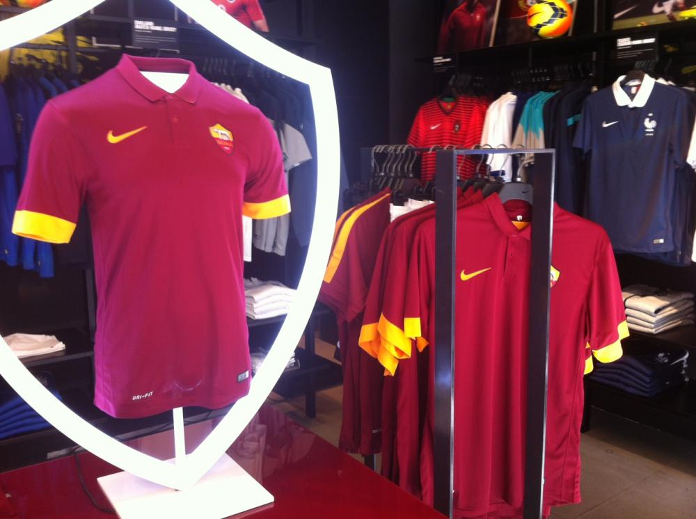 Le maglie della Roma in vendita al Nike Store di Via del Corso