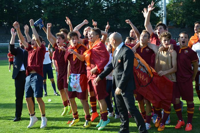 I Giovanissimi Nazionali e lo staff dell'AS Roma festeggiano lo Scudetto