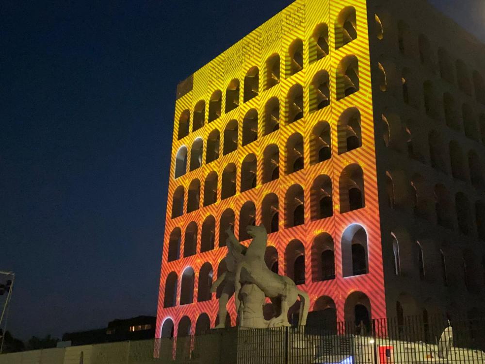 Il Colosseo quadrato illuminato di giallorosso