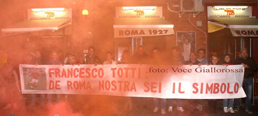 Striscione per Totti esposto in Via Vetulonia                                                                                                                