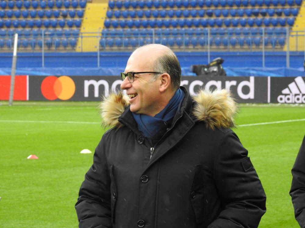 Umberto Gandini assiste alla rifinitura al Metalist Stadium