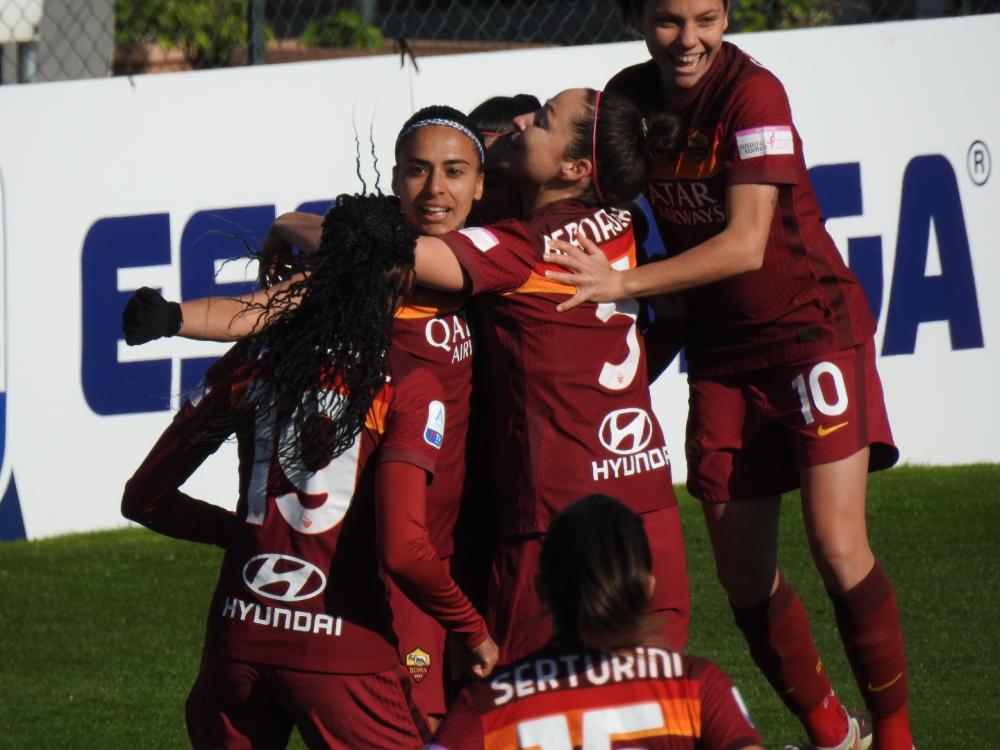 Esultanza Roma Femminile dopo il gol di Andressa
