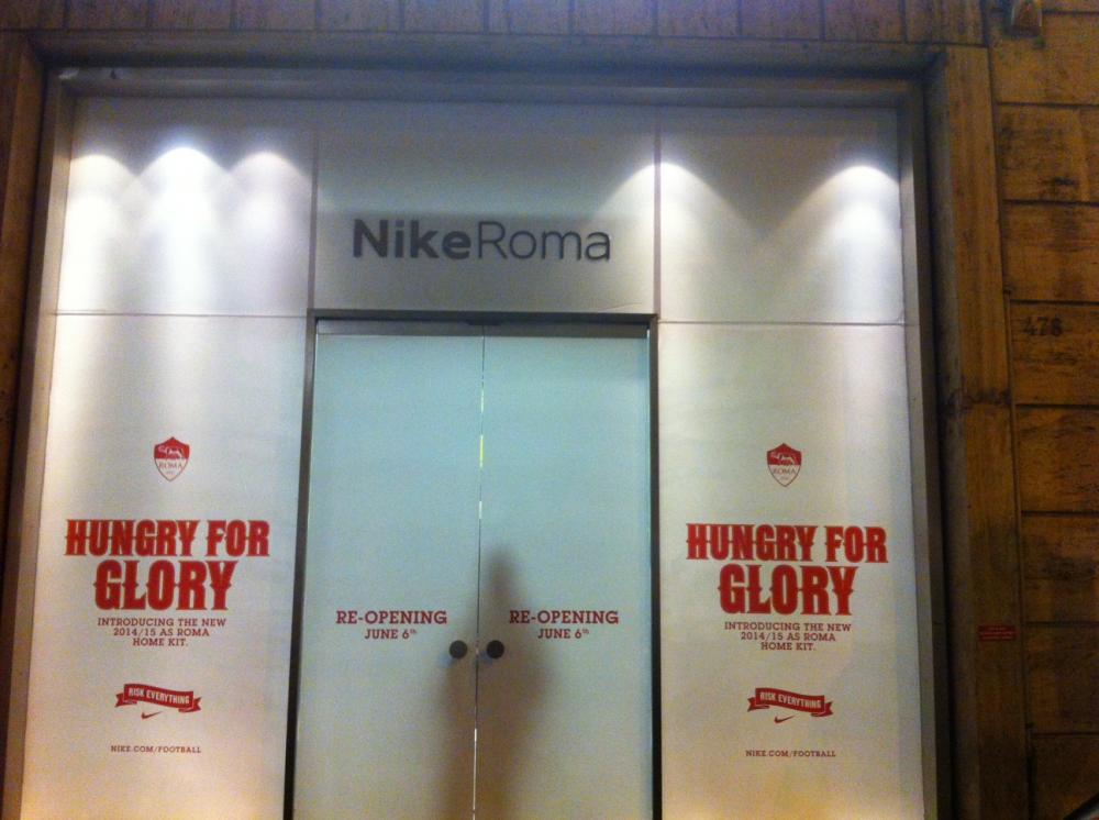 Il Nike Store a Via del Corso in allestimento per il materiale tecnico della Roma