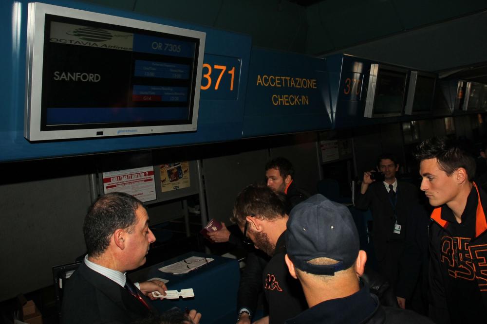 (foto: Gino Mancini)  Fiumicino 28.12.12                         Aeroporto Leonardo da Vinci la Roma in partenza per gli USA.   Nella foto:     LA ROMA AL CHEK-IN