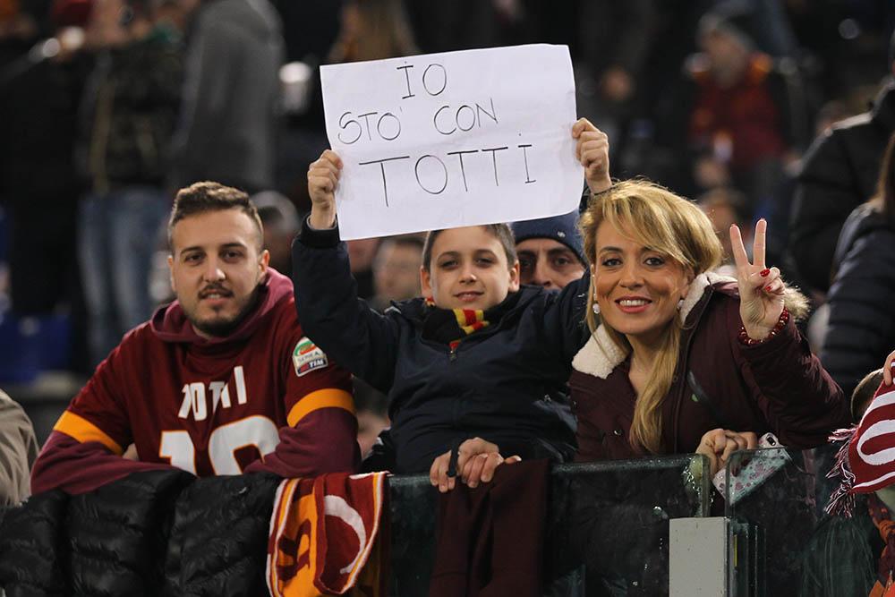 Un bambino supporta Francesco Totti 