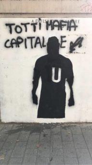 Imbrattato il murales di Totti a Porta Metronia