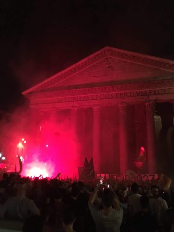 I tifosi festeggiano il compleanno della Roma