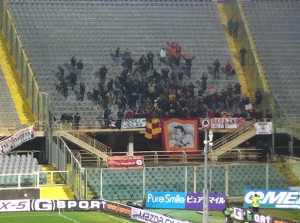 Tifosi della Roma allo stadio Franchi di Firenze