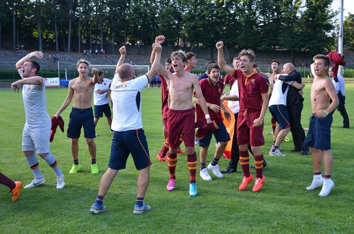 I Giovanissimi Nazionali e lo staff dell'AS Roma festeggiano lo Scudetto