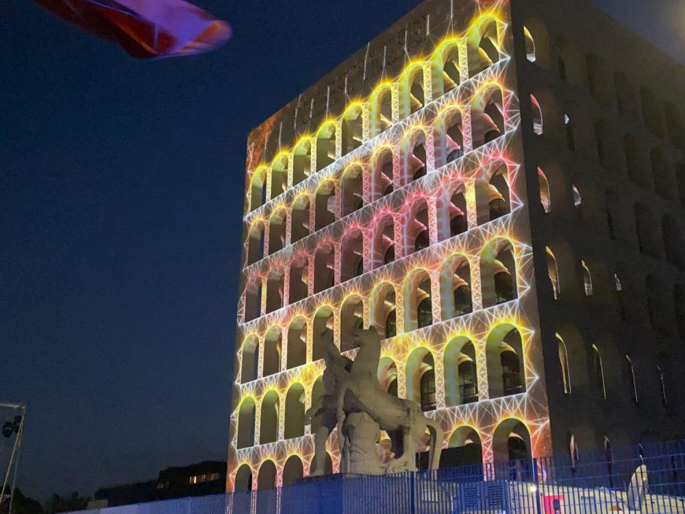 Il Colosseo quadrato illuminato di giallorosso
