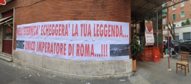 Striscione in onore di Totti nei pressi del ristorante Core de Roma