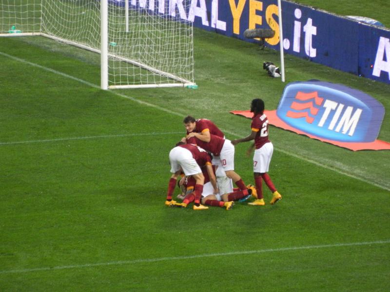 Roma-Inter, i giocatori festeggiano il gol di Cholevas