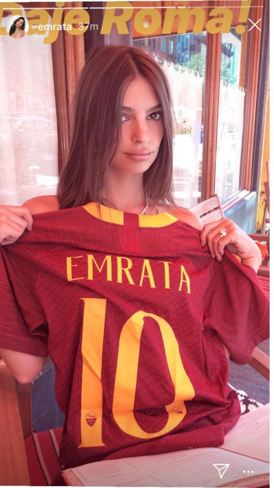 Emily Ratajkowski posa su Instagram con la maglia della Roma