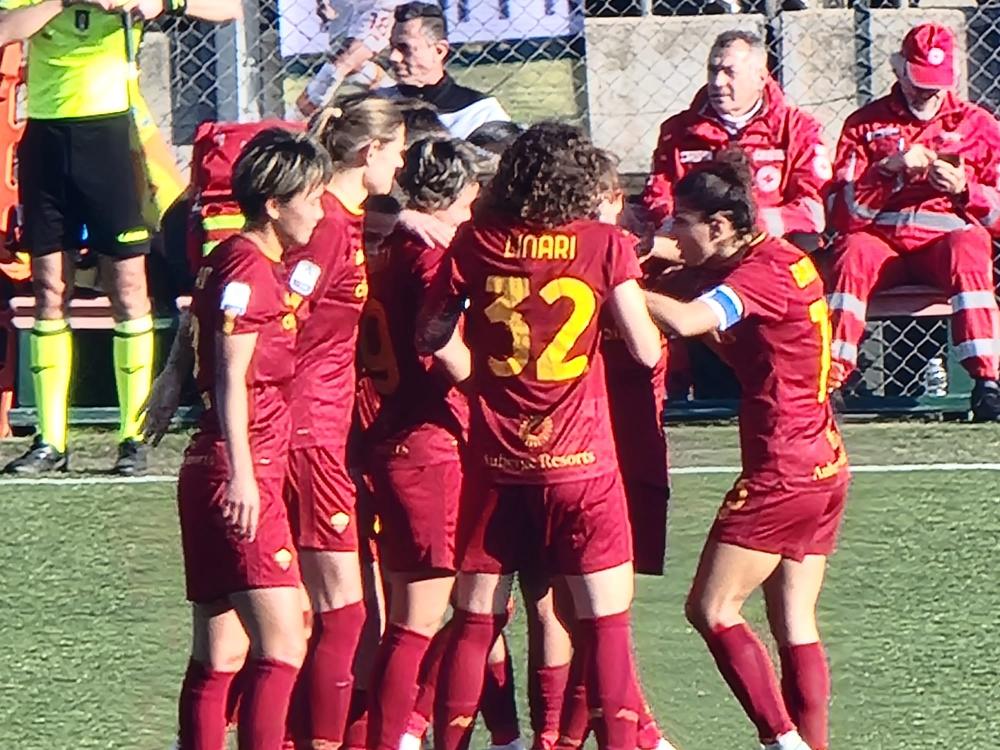 Esultanza Roma Femminile dopo il gol di Giacinti