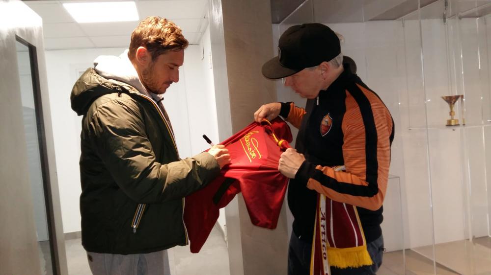 Francesco Totti e il tifoso finlandese Juha