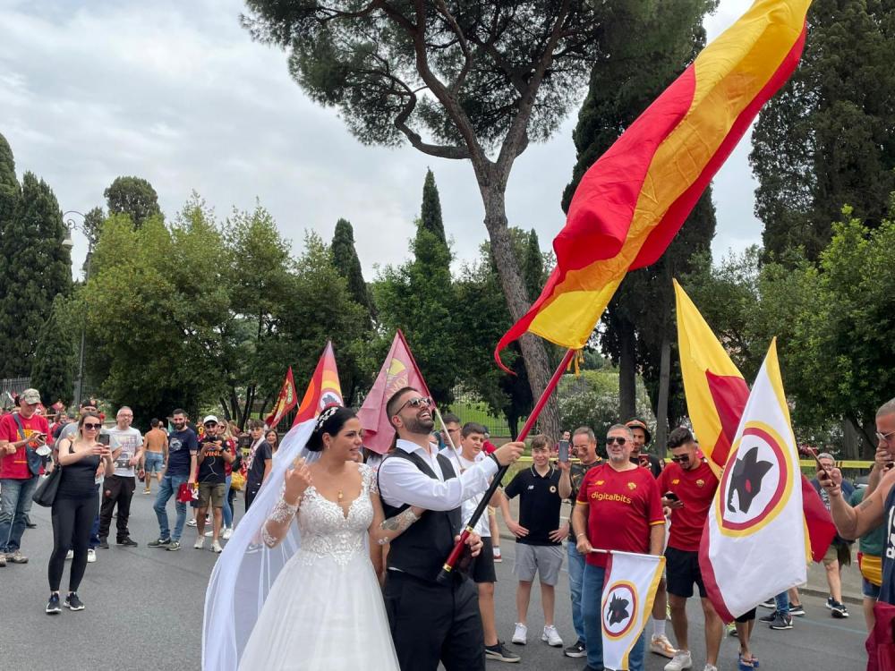 Una coppia di sposi al Circo Massimo per festeggiare la Roma