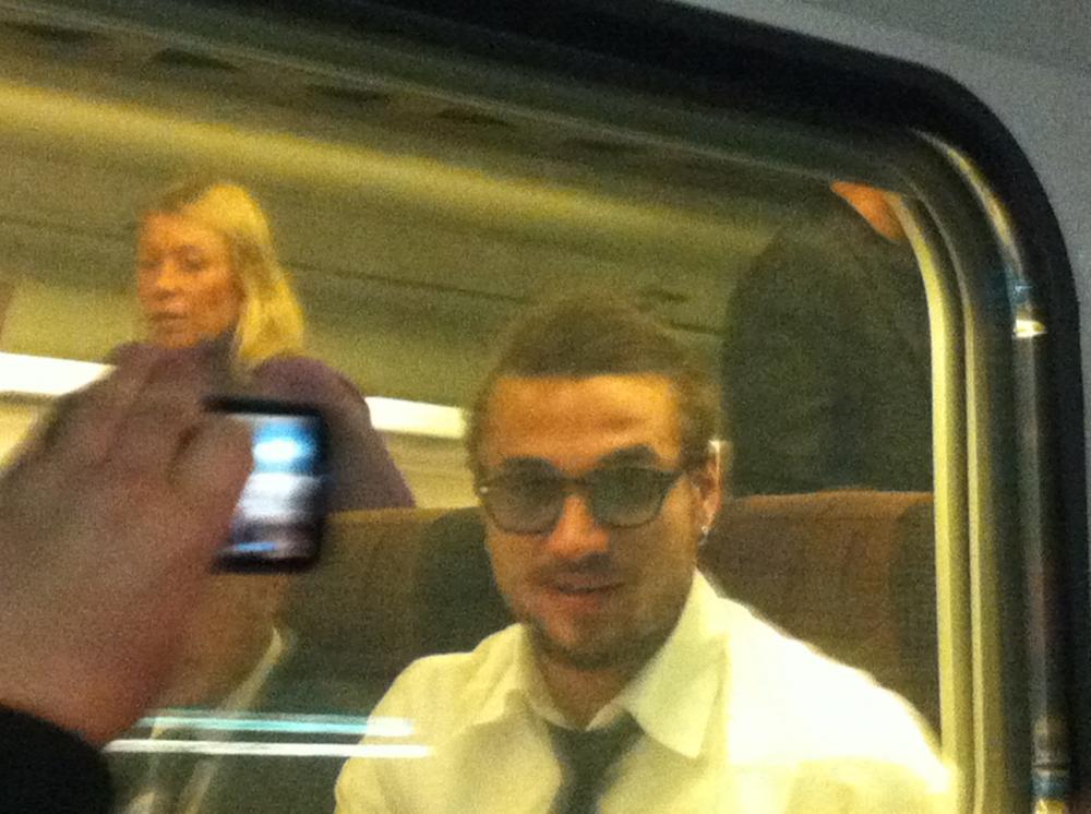 Pablo Osvaldo in treno, poco prima della partenza della Roma per Napoli