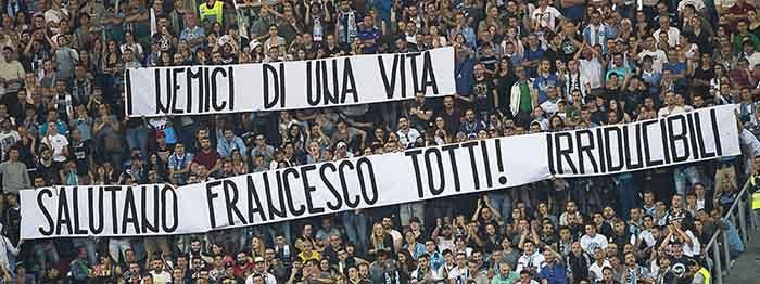 Striscione degli Irriducibili per Francesco Totti
