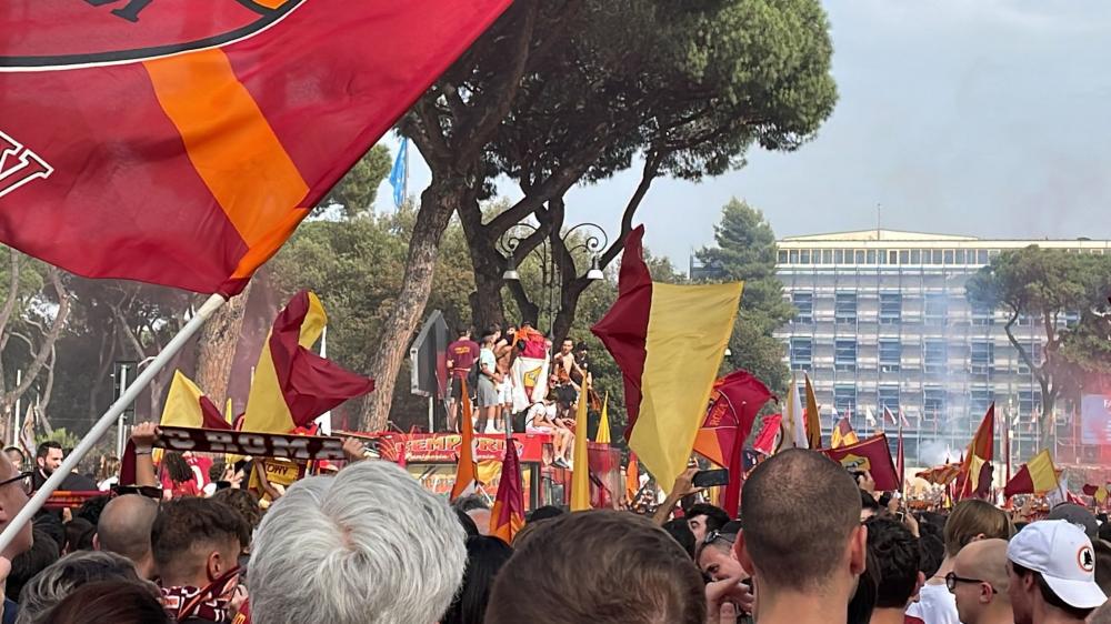 Il pullman della Roma sfila con i calciatori