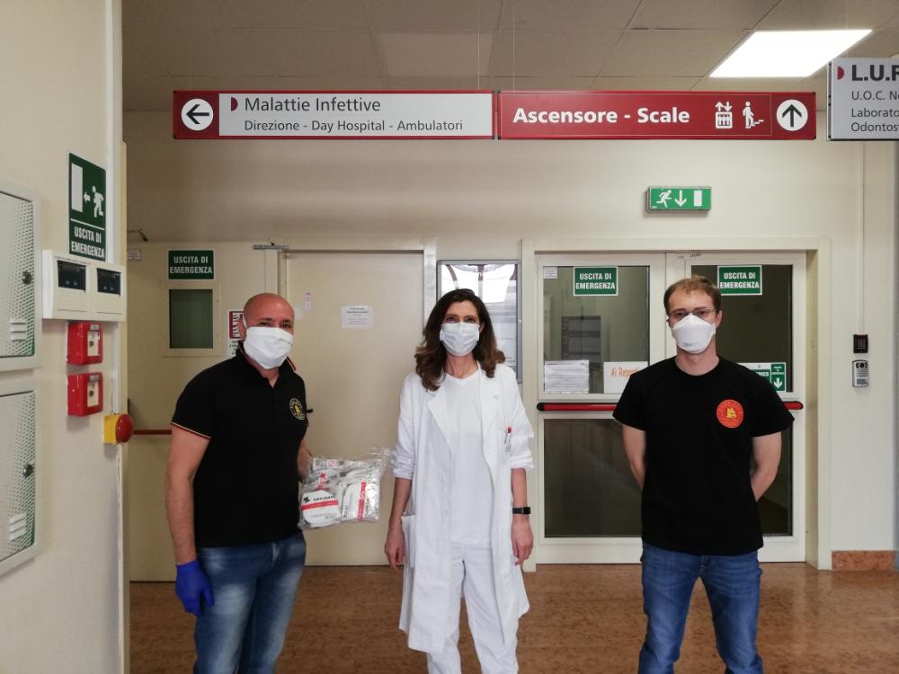 Il Roma Club Verona all'Ospedale Policlinico Borgo Roma di Verona dopo aver donato 130 mascherine ffp2 e due maschere integrali con relativi filtri