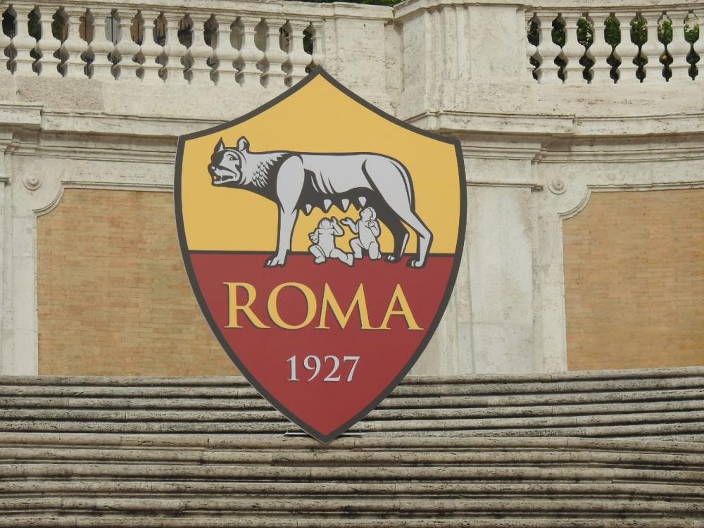 Lo scudetto della Roma in cima alla scalinata di Piazza di Spagna